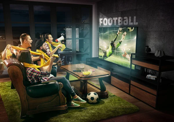 Grupo de amigos viendo TV, partido de fútbol, juegos deportivos — Foto de Stock
