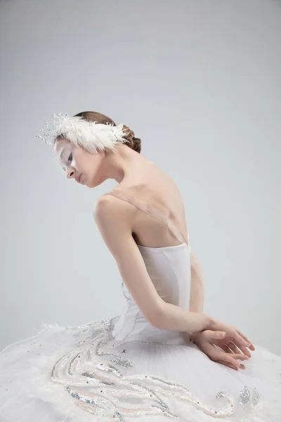 Κοντινό πλάνο της νεαρής χαριτωμένη μπαλαρίνα σε λευκό φόντο στούντιο — Φωτογραφία Αρχείου