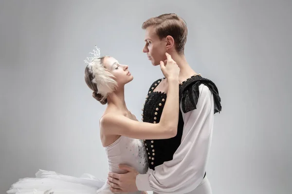 Joven pareja elegante de bailarines de ballet sobre fondo blanco estudio —  Fotos de Stock