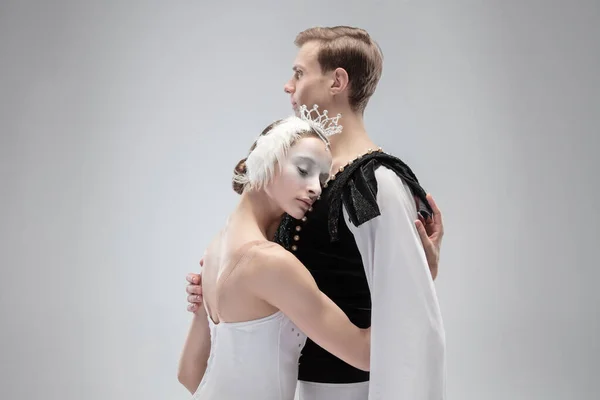 Młoda, pełna wdzięku para tancerzy baletowych na białym tle studia — Zdjęcie stockowe