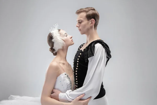 Młoda, pełna wdzięku para tancerzy baletowych na białym tle studia — Zdjęcie stockowe