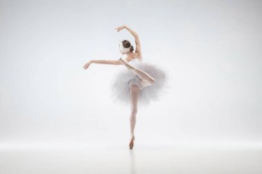 Beyaz stüdyo geçmişinde zarif bir balerin.