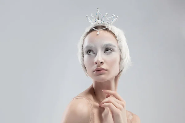 Close up de jovem bailarina graciosa no fundo do estúdio branco — Fotografia de Stock