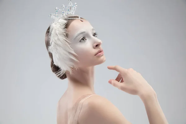 Close-up van jonge sierlijke ballerina op witte studio achtergrond — Stockfoto