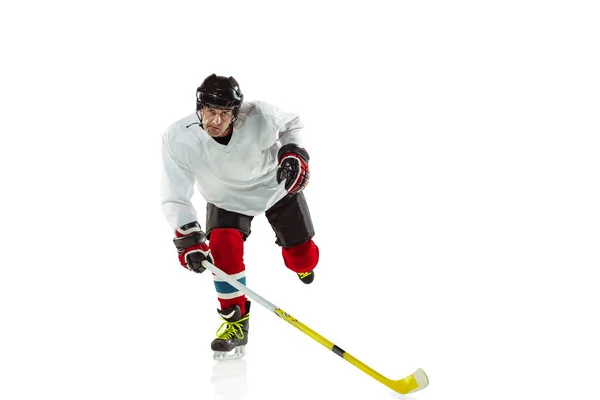 Joven jugador de hockey masculino con el palo en la pista de hielo y fondo blanco —  Fotos de Stock