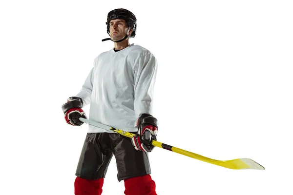 Joven jugador de hockey masculino con el palo en la pista de hielo y fondo blanco — Foto de Stock