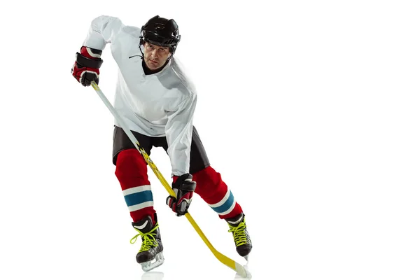Ung manlig hockeyspelare med pinne på isbana och vit bakgrund — Stockfoto