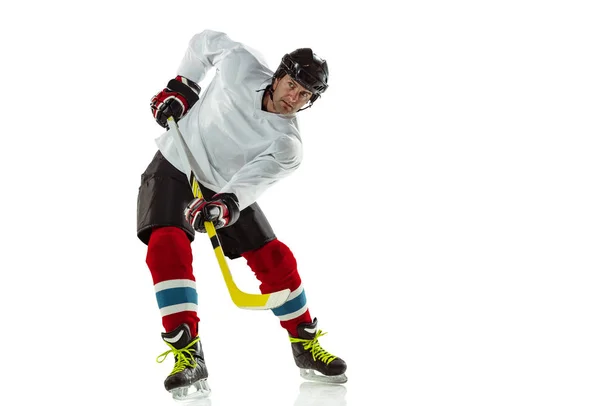 Joven jugador de hockey masculino con el palo en la pista de hielo y fondo blanco — Foto de Stock