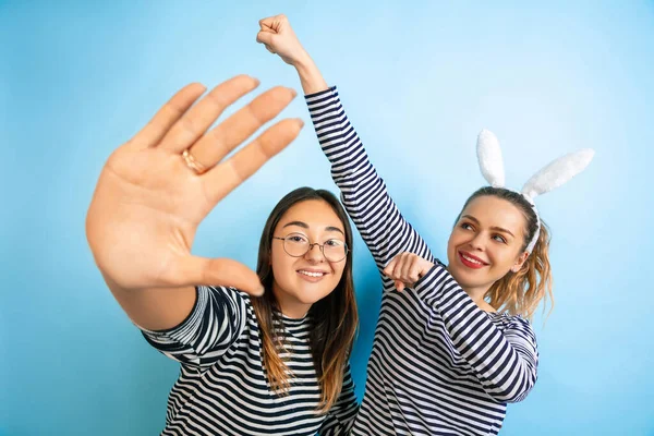 Jeunes femmes émotionnelles sur fond bleu dégradé — Photo