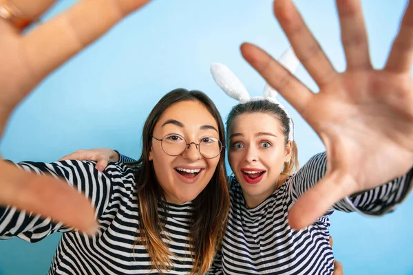 Jovens mulheres emocionais no fundo azul gradiente — Fotografia de Stock