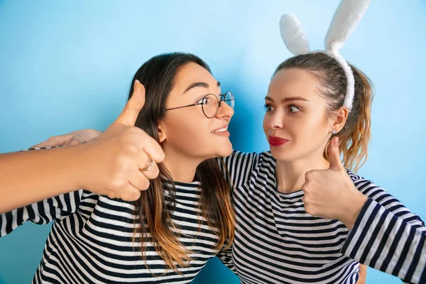 Jovens mulheres emocionais no fundo azul gradiente — Fotografia de Stock