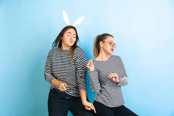 Jovens mulheres emocionais no fundo azul gradiente — Fotografia de Stock