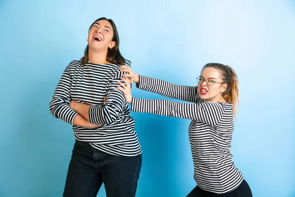 Jovens mulheres emocionais no fundo azul gradiente — Fotografia de Stock