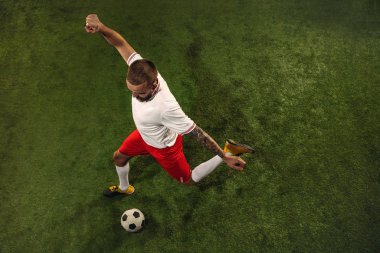 Kafkas futbolu ya da çimlerin yeşil arka planındaki futbolcu manzarası