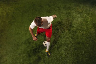 Kafkas futbolu ya da çimlerin yeşil arka planındaki futbolcu manzarası