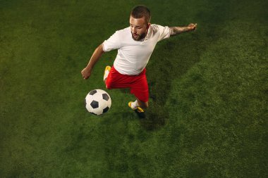 Kafkas futbolu ya da çimlerin yeşil arka planındaki futbolcu manzarası