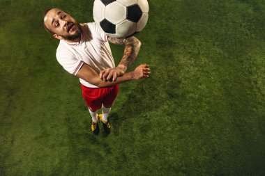 Kafkas futbolu ya da çimlerin yeşil arka planındaki futbolcu manzarası