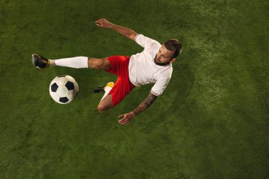 Kafkas futbolu ya da çimlerin yeşil arka planındaki futbolcu manzarası