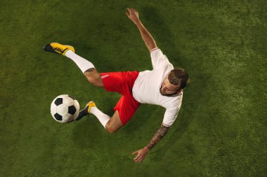 Kafkas futbolu ya da çimlerin yeşil arka planındaki futbolcu manzarası