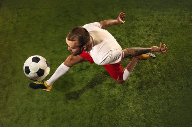 Kafkas futbolu ya da çimlerin yeşil arka planındaki futbolcu manzarası