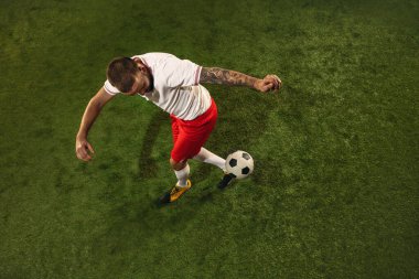 Kafkas futbolu ya da çimlerin yeşil arka planındaki futbolcu manzarası