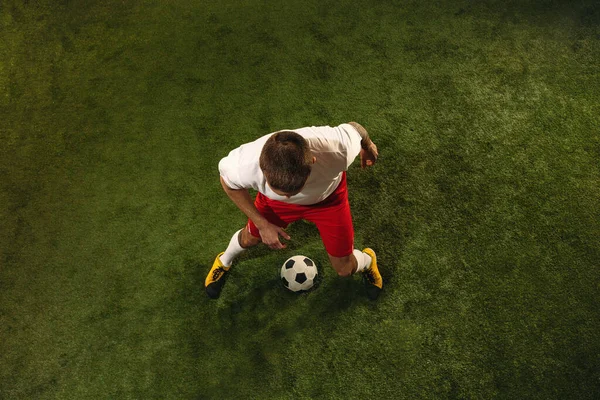 Vista superior do futebol caucasiano ou jogador de futebol no fundo verde da grama — Fotografia de Stock