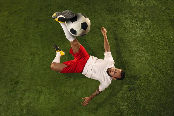 Vista superior do futebol caucasiano ou jogador de futebol no fundo verde da grama — Fotografia de Stock