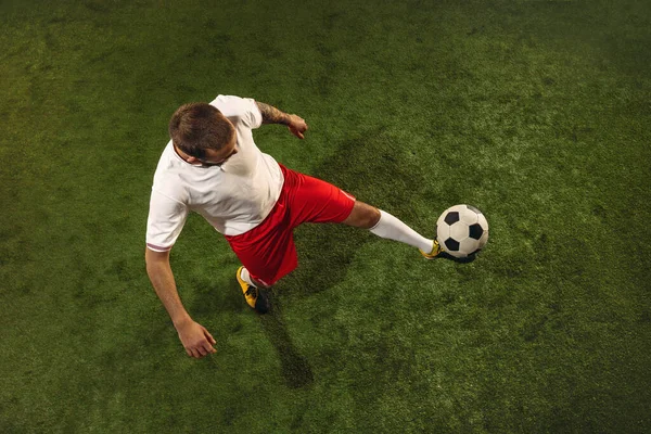 Vista superior do futebol caucasiano ou jogador de futebol no fundo verde da grama — Fotografia de Stock