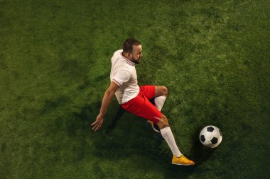 Kafkas futbolu ya da çimlerin yeşil arka planındaki futbolcu manzarası