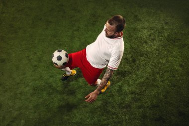 Kafkas futbolu ya da çimlerin yeşil arka planındaki futbolcu manzarası