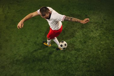 Kafkas futbolu ya da çimlerin yeşil arka planındaki futbolcu manzarası