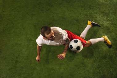 Kafkas futbolu ya da çimlerin yeşil arka planındaki futbolcu manzarası