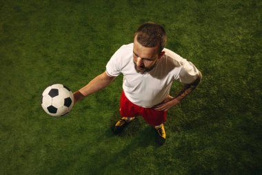 Kafkas futbolu ya da çimlerin yeşil arka planındaki futbolcu manzarası