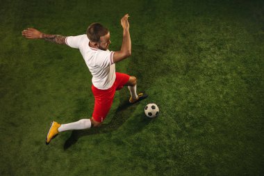Kafkas futbolu ya da çimlerin yeşil arka planındaki futbolcu manzarası