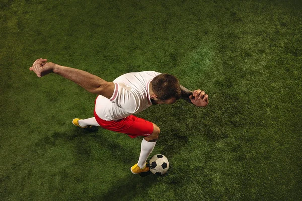Tampilan teratas sepak bola Kaukasia atau pemain sepak bola di latar belakang hijau rumput — Stok Foto