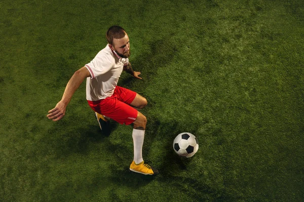 Вид зверху кавказького футболіста або футболіста на зеленому тлі трави — стокове фото