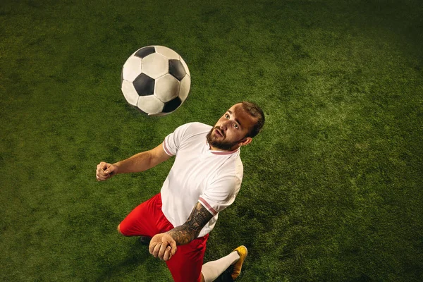 Vista superior de fútbol caucásico o jugador de fútbol sobre fondo verde de hierba — Foto de Stock