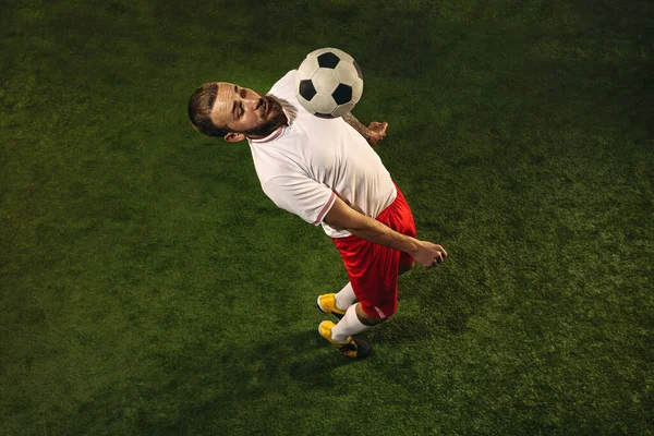 Vista superior do futebol caucasiano ou jogador de futebol no fundo verde da grama — Fotografia de Stock