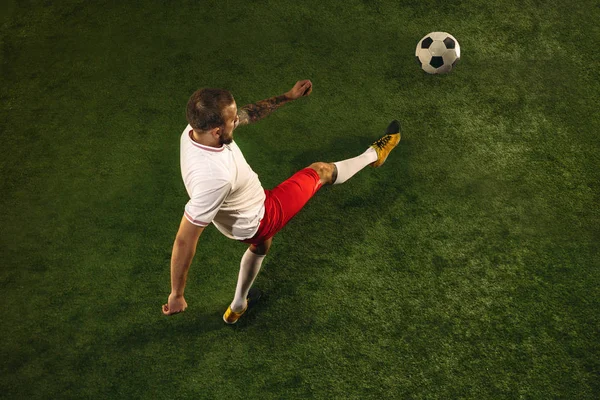 Верхний вид кавказского футбола или футболиста на зеленом фоне травы — стоковое фото