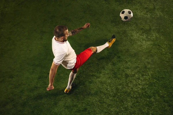 Kafkas futbolu ya da çimlerin yeşil arka planındaki futbolcu manzarası