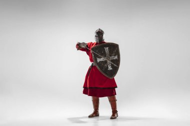 Beyaz stüdyo arka planında yiğit zırhlı şövalye dövüşü