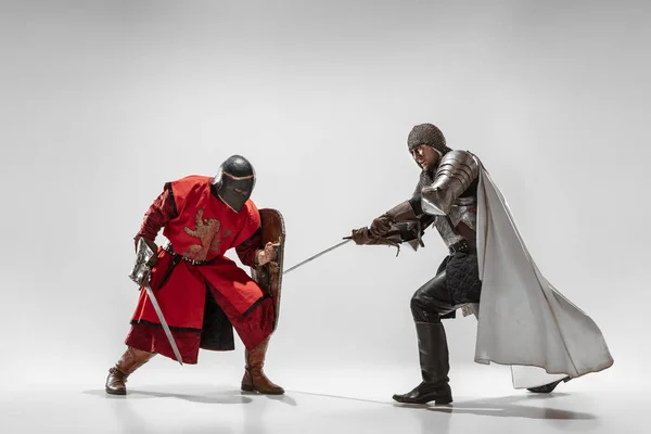 Хоробрі броньовані лицарі борються ізольовані на білому фоні студії — стокове фото