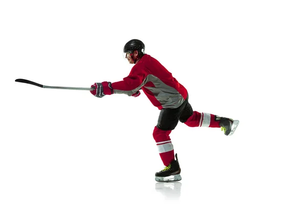 Jugador de hockey masculino con el palo en la pista de hielo y fondo blanco — Foto de Stock