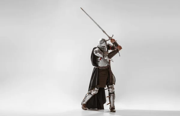 Bravo cavaleiro blindado lutando isolado no fundo do estúdio branco — Fotografia de Stock