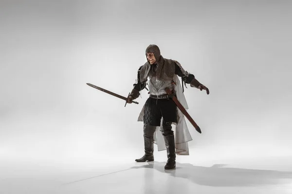 Odważny rycerz pancerny walczący na białym tle studia — Zdjęcie stockowe