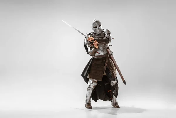 흰색 스튜디오 배경에서 고립된 용감 한 장갑 나이트 전투 — 스톡 사진