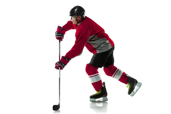 Jugador de hockey masculino con el palo en la pista de hielo y fondo blanco — Foto de Stock