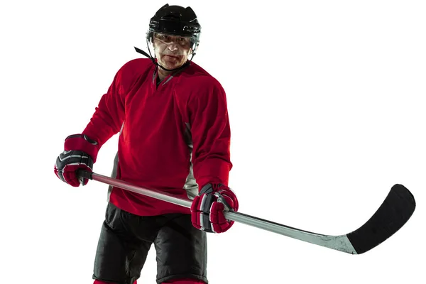 Jugador de hockey masculino con el palo en la pista de hielo y fondo blanco — Foto de Stock