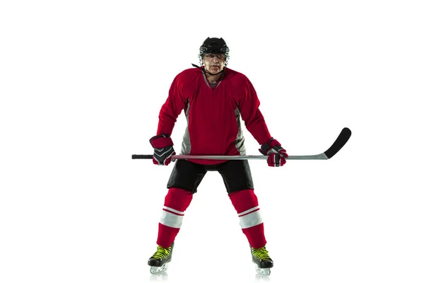 Jugador de hockey masculino con el palo en la pista de hielo y fondo blanco —  Fotos de Stock
