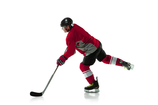 Jogador de hóquei masculino com a vara na quadra de gelo e fundo branco — Fotografia de Stock